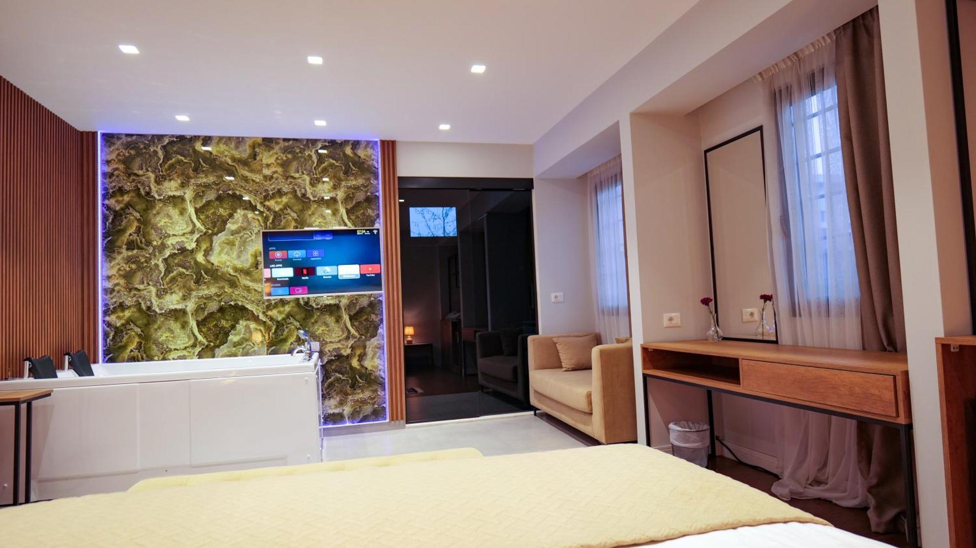 Hotel 313